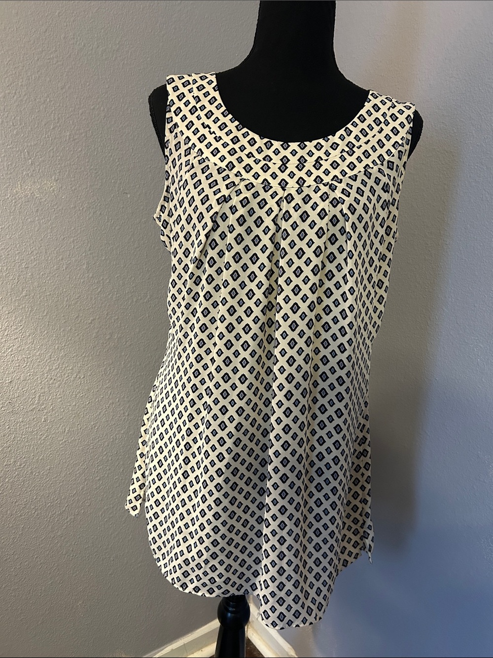 Cabi Women Sleeveless White Navy Diamond Print Scoop Neck Tunic Top Size Medium